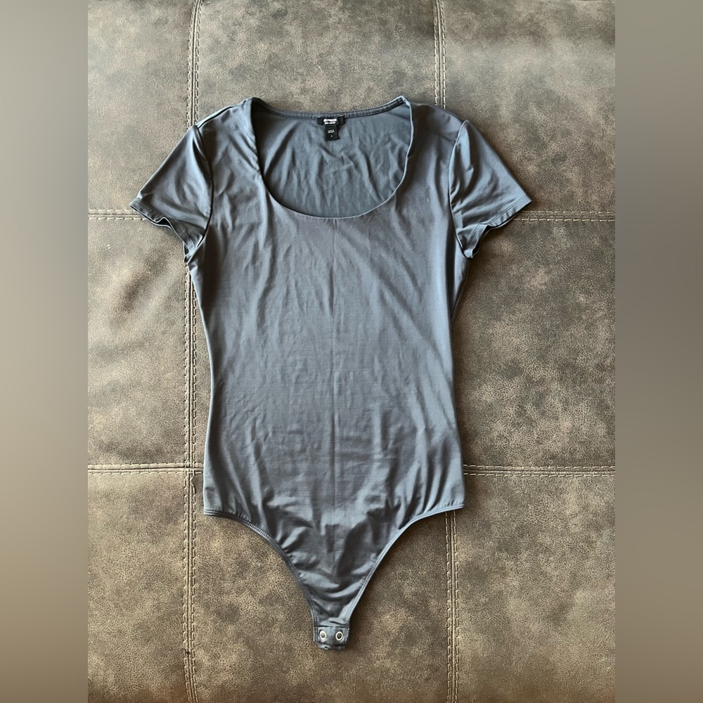 Express Women's Gray Scoop Neck Short Sleeve Bodysuit